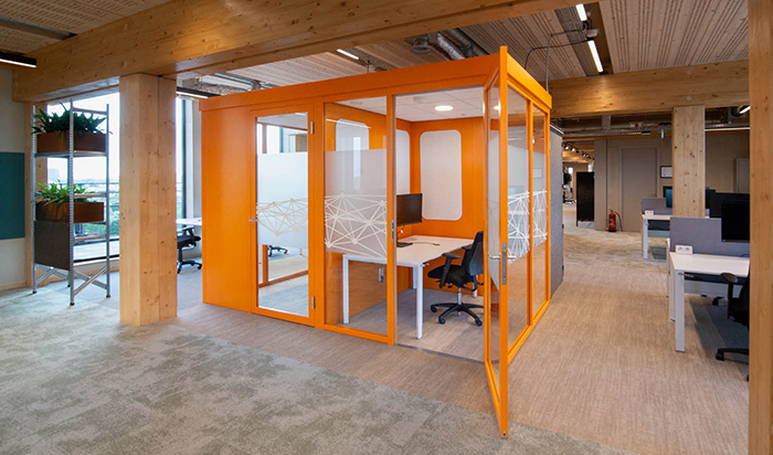 Oranje Qube, werkruimte, met bureau bij Westpoort