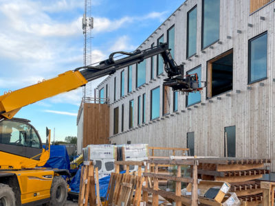 Aanleveren systeemwanden bij het WEC Lauwersoog